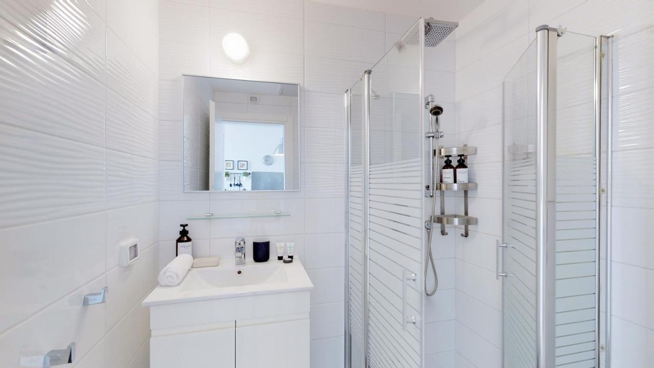 Stylish 1Br Flat For 4 Ppl In Allenby By Holyguest Tel Aviv Bagian luar foto