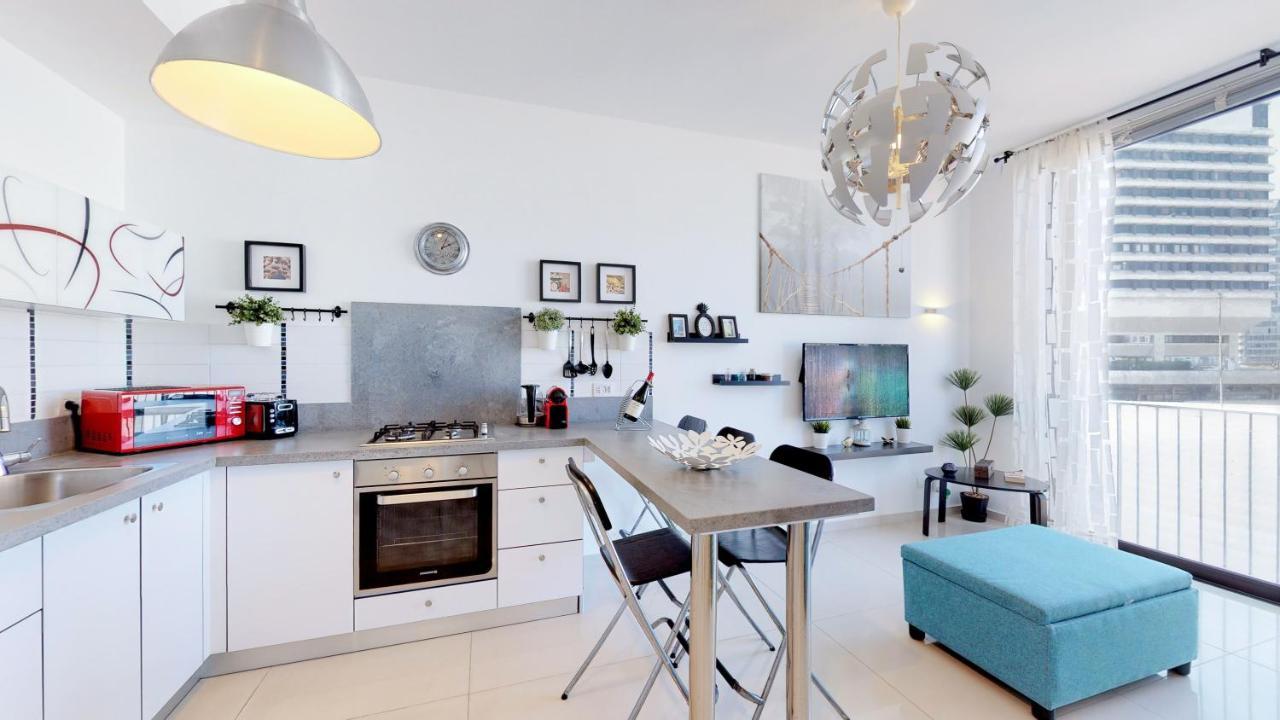 Stylish 1Br Flat For 4 Ppl In Allenby By Holyguest Tel Aviv Bagian luar foto