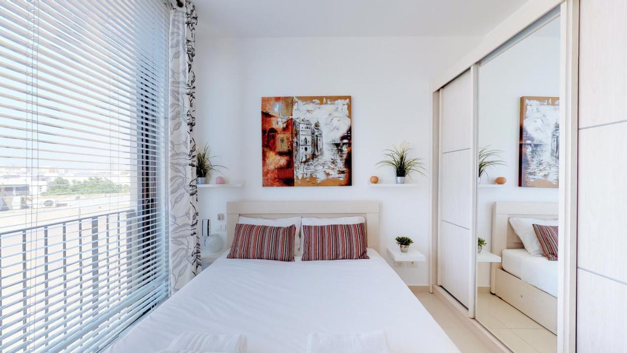 Stylish 1Br Flat For 4 Ppl In Allenby By Holyguest Tel Aviv Bagian luar foto